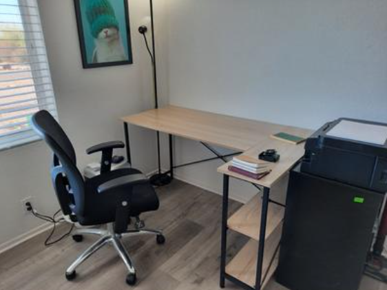 the l shaped desk in a room